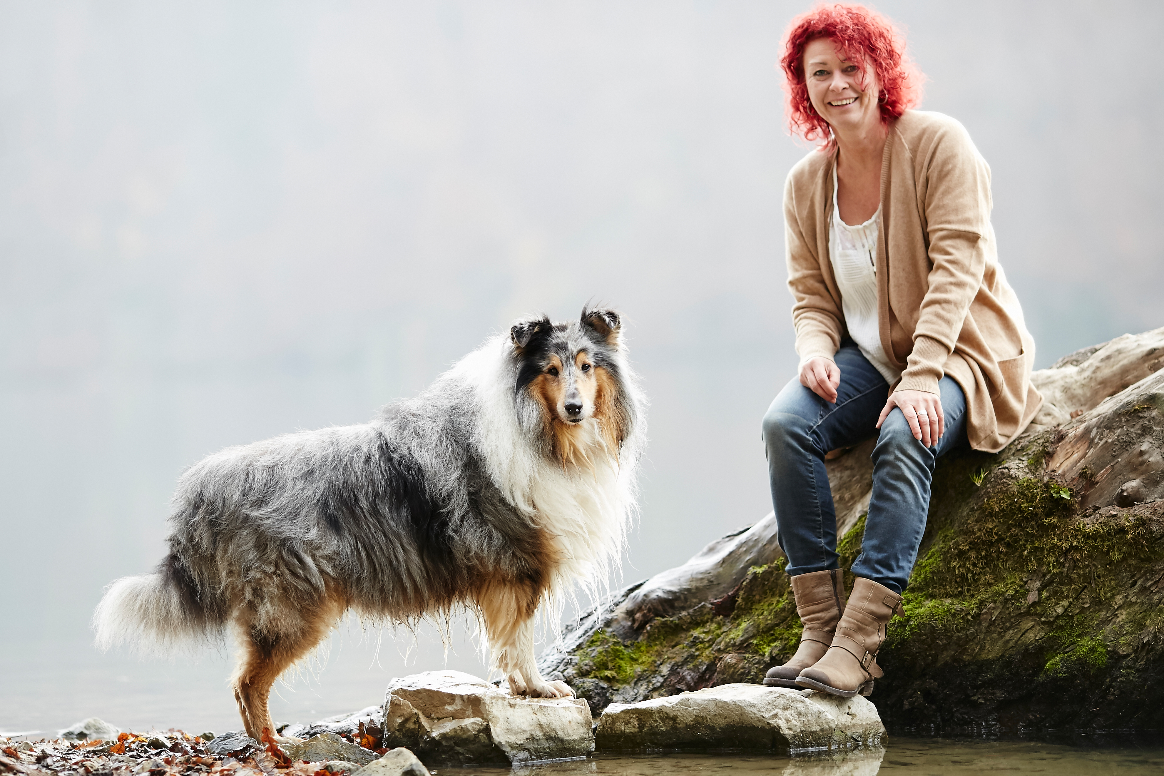 Die Künstlerin Karin Volz mit Hund